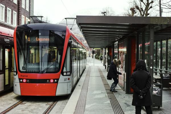 Bybane på vei mot Lagunen stopper å ta imot passasjerer. Foto: Øivind Haug