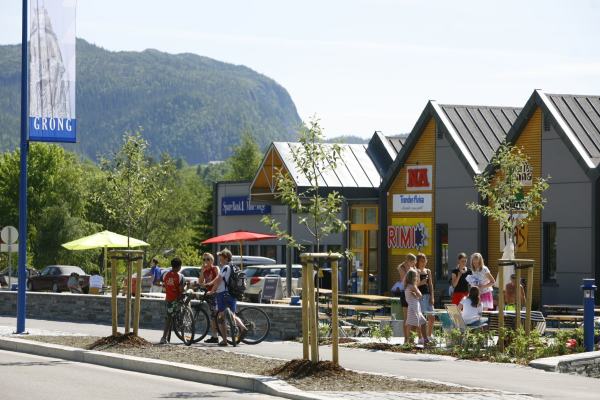 Småby med folk - sommer
