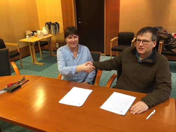 Randi Asalund fra Fagforbundet og Even Solhaug signerer samarbeidsavtalen