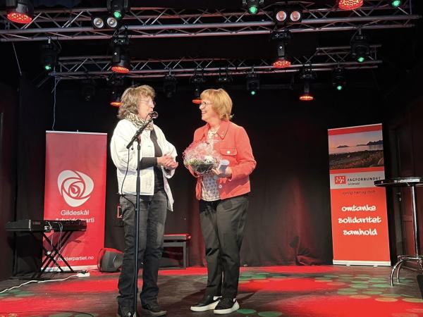 Rita får blomster etter å ha holdt hovedtalen for dagen