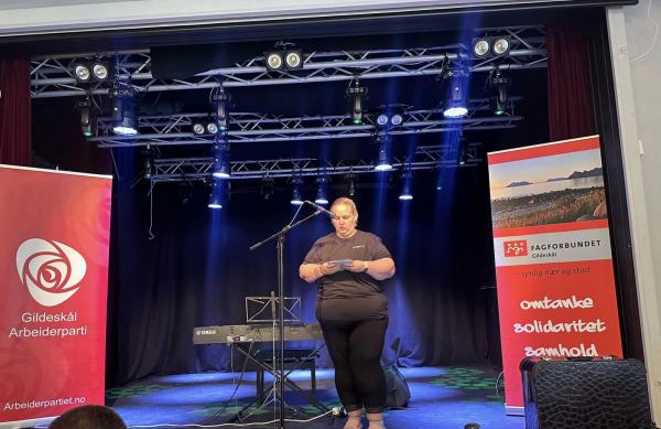 Leder av Fagforbundet Gildeskål, Elisabeth Erikstad holder appell