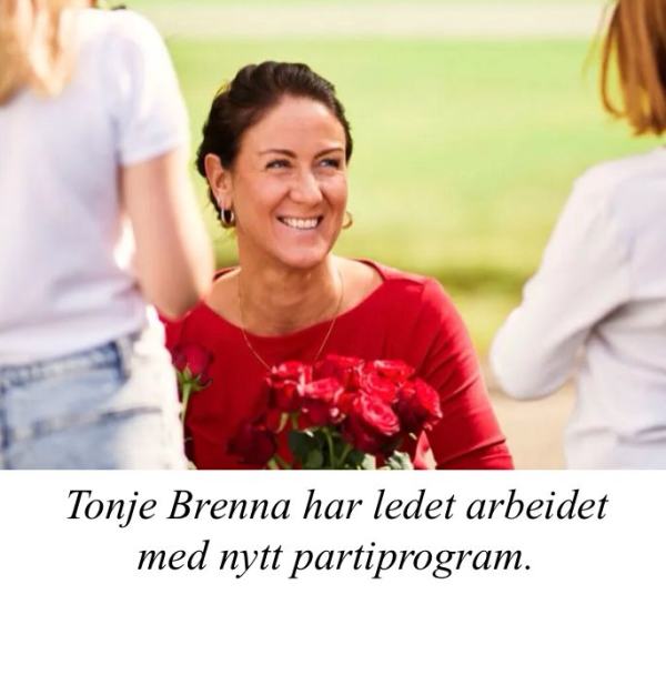 En smilende Tonje Brenna i samtale med to små barn som vi ser rygge til.
