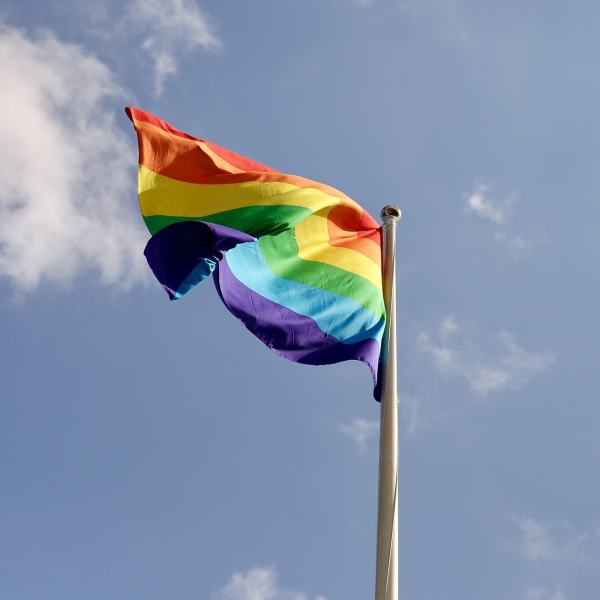 Prideflagg mot blå himmel
