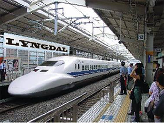 Selv om jernbanestasjonen rustes opp, trenger vi sårt bedre veiforbindelse mellom Audnedalen og Lyngdalen.
I dag tar det en time fra Lyngdal til Byremo, og vi forventer at trafikken vil øke. Ikke alt kan formidles på internett. Forresten, Vi trenger bredt bredbånd i hele den nye kommunen!