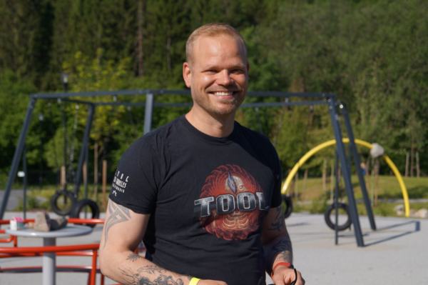 Kenneth Mørk på lekeplass