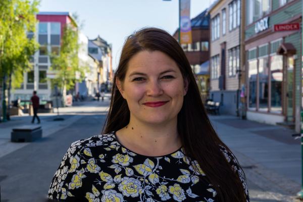 Portrett av Cecilie Myrseth i Storgata i Tromsø i juni. Tatt av Thomas Birkeland