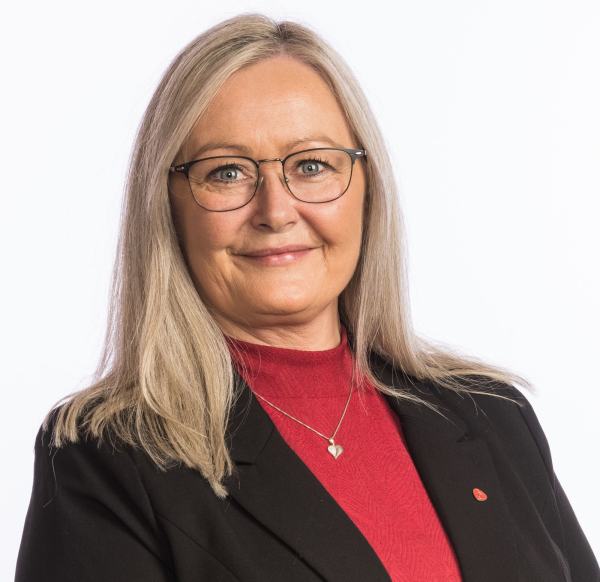 Portrettbilde med hvit bakgrunn av stortingsrepresentant Mona Nilsen fra Nordland Arbeiderparti