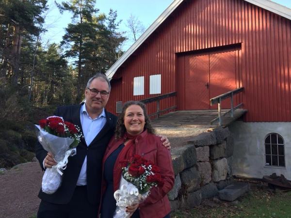 Ordførerkandidat Hilde Hoff Håkonsen og varaordførerkandidat Arild Theimann på tunet utenfor nominasjonsmøtet i Stokke med buketter