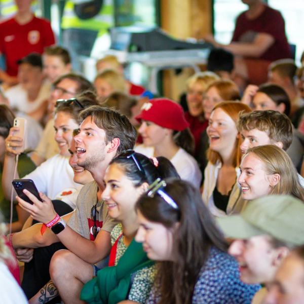 Mange ungdommer som ser på en scene 