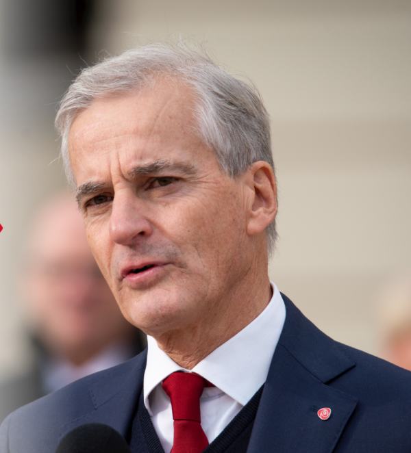 Bilde av Jonas Gahr Støre, tatt på Slottsplassen ved innsetting av ny regjering i 2021.
