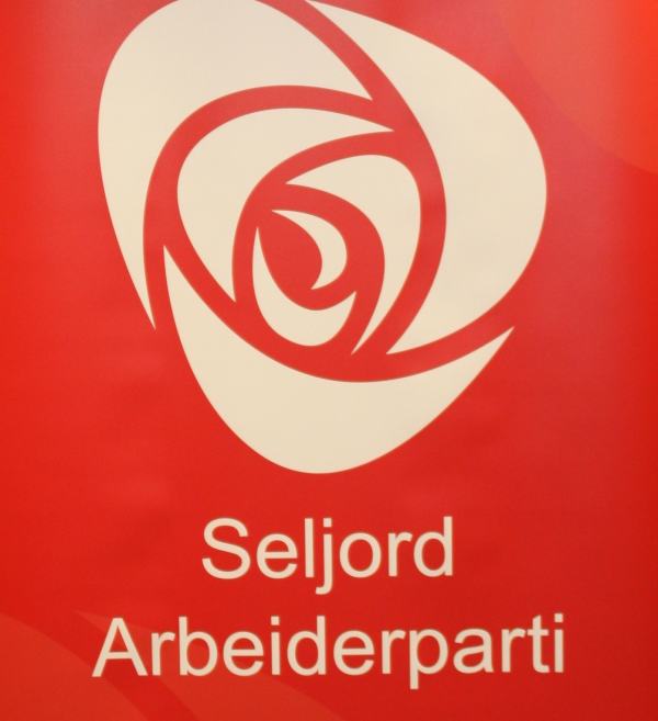 AP rosa med Seljord Arbeiderparti skrive under
