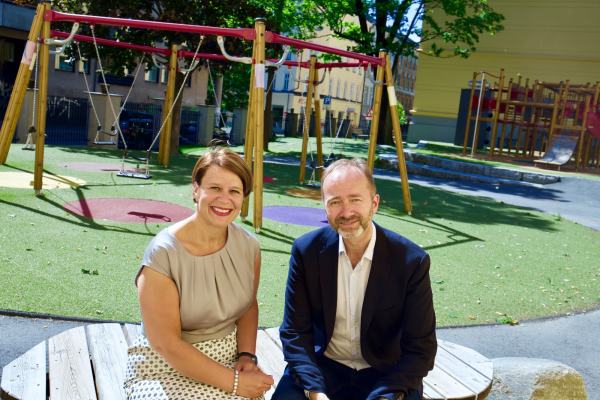 Tone Tellevik Dahl og Trond Giske på Møllergata skole. Foto: Snorre Skjevrak