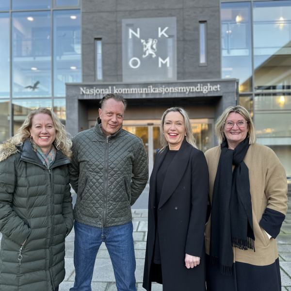 Bilde av representanter for Lillesand Ap foran Nkom