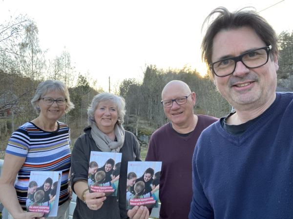 Her er mannskapet som deler ut brosjyrer. Fra venstre: Torhild Gregersen, Signe Johanne Indregård Lundberg, Nils Vibe og Paal Eckhoff Salvesen