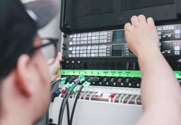 André Larsen er driftssjef ved VALY i Alta. Her i arbeid med videoproduksjon.