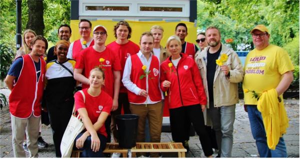 Partikamerater hedrer minnet til Tamima etter drapet av henne i valgkampen foran standen til Arbeiderpartiet på National Theatret på Karl Johans gate under valgkampen 2025. Mange holde fram gule blomster som var yndlingsfargen til Tamima.