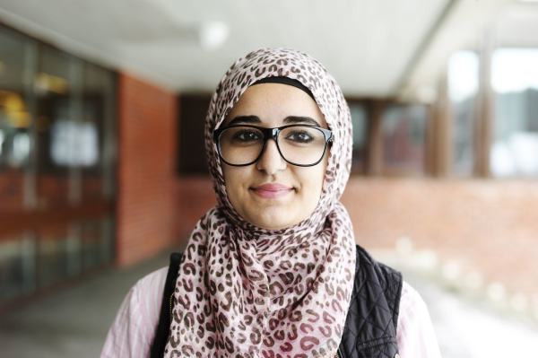 Portrett av en smilende ungdomsskoleelev med fargerik hijab. Foto: Øivind Haug