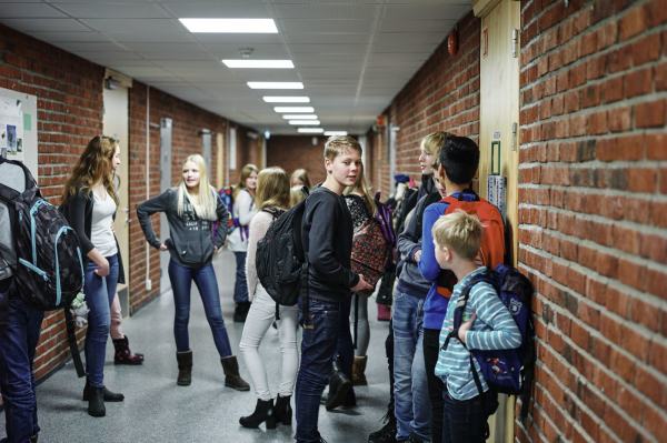 En skoleklasse står og venter på å få gå inn i timen. Foto: Øivind Haug