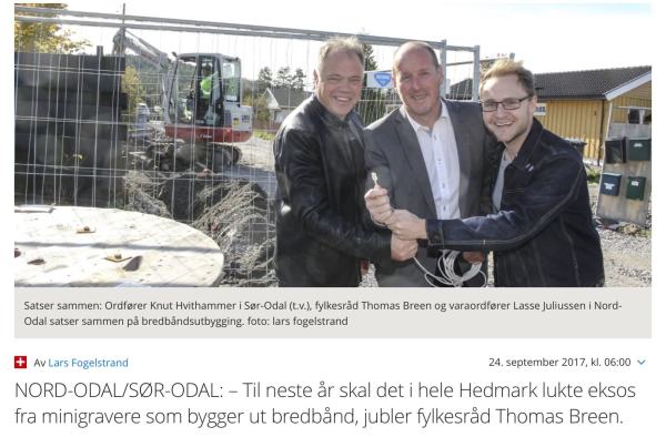 Lasse Juliussen, Knut Hvithammer og Thomas Breen jubler for bredbåndsutbygging. Faksimile fra Glåmdalen.