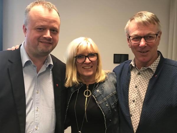 «Vi vil stille opp for Harstad»
Å stille opp før hverandre og for kommunen blir slagordet til Harstad arbeiderparti de 4 neste årene.
Den 14. november vedtok ett fullsatt medlemsmøte et ambisiøst og konkret program, som er tuftet på at fellesskapet stiller opp når du trenger det. De sosialdemokratiske verdiene som ligger i å dele på godene og ha like rettigheter gjennomsyrer programmet. Dette kommer spesielt frem i et helt kapittel om boligpolitikk. Trygg og sunn økonomistyring er et fremhevet kapittel i programmet. Ellers er by og land – ivaretatt. Næringspolitikk, kultur, Barn og unge samt Helse og sosial har også fått mange gode konkrete tiltak.
Ordførerkandidaten til Harstad Arbeiderpartiet, Kari-Anne Opsal ble valgt tidligere på ett medlemsmøte. Hun sammen med Trond Heide Henningsen, Sigrid Ina Simonsen og Kjetil Bjørklund er de kumulerte på listen. Listen for øvrig ble i møte omtalt som en spennende, god og variert liste med noe nytt og noe gammelt. Vi mener å ha fått frem rimelig god bredde i folket i denne listen.
Kari-Anne Opsal sa i møte at dette blir knallbra! Med det godt gjennomarbeidede programmet og det flotte laget.