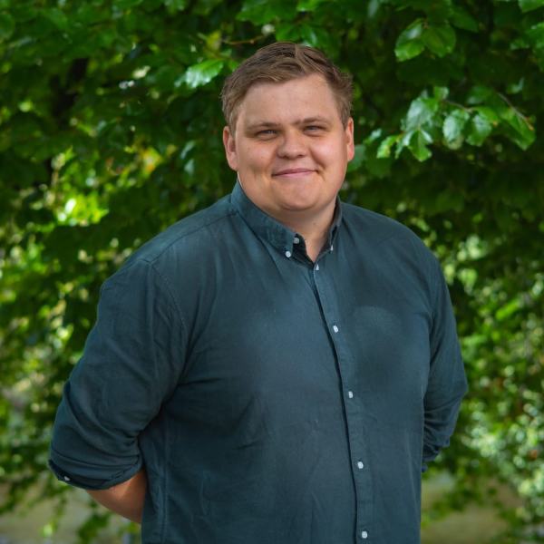 Vi ønsker å invitere alle Rådes innbyggere til 1. mai frokost.
Kl 09.00
Bøndenes Hus, Råde
Kulturelt innslag ved Sunniva Berg.
Dagens hovedtaler er AUF-leder Gaute Børstad Skjervø.
Skjervø har vært leder for Arbeidernes Ungdomsfylking (AUF) siden 2024, etter å ha vært nestleder fra 2020 til 2024. Skjervø er også vararepresentant til Stortinget for Nord-Trøndelag. Skjervø har vært en sterk stemme i kampen mot rasisme og høyreekstremister og har fremhevet viktigheten av å adressere psykiske utfordringer hos unge menn.
For påmelding send mail eller melding til leder for Råde Arbeiderparti, Jarle Tranøy.
Mail: jatran@online.no, telefon: 489 93 902
Eller påmelding via Facebookartangementet: https://www.facebook.com/share/16JhhBafx4/?