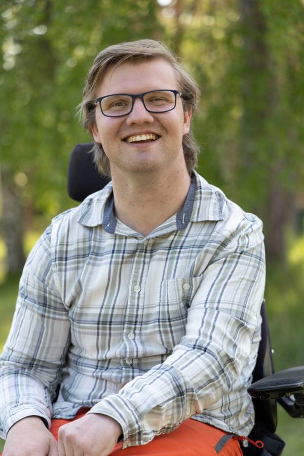 Johannes Kiese foran grønn bakgrunn