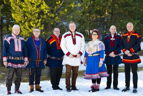 F.v Per Mathis Oskal, John Kappfjell, Jørn Are Gaski, Ronny Wilhelmsen, Ann-Britt Eira Sara, Tom Sottinen, Arild Pettersen Inga
