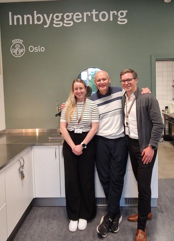 BU- representant og leder av Frogner Arbeiderparti Jon-Torgeir Lunke hadde gleda av å vera til stades ved opninga og få god informasjon om tilbodet frå Hege Frøystad (koordinator innbyggertorg) og Øysten Wilhelmsen (1. konsulent innbyggertjenester og drift).