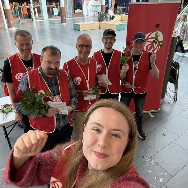 Bilde av medlemmer i Fyllingsdalen Arbeidersamfunn på valgkamp stand på Oasen senter.