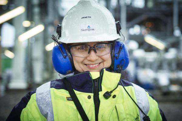 Portrett av en industriarbeider i arbeidsklær. Foto: Øivind Haug