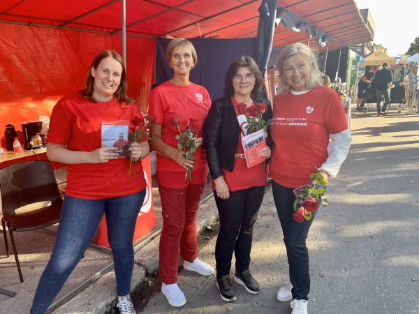4 damer fra stand