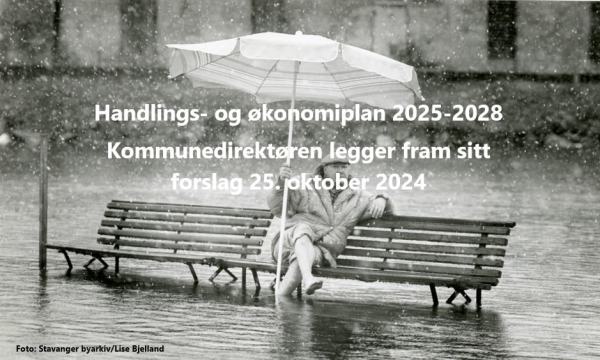 Mann sittende på benk i regnvær - HØP 2025-2028