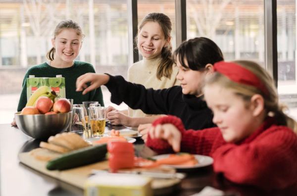 Skolemat i ungdomsskolen har ført til at flere elever spiser frokost, men det har også gitt andre positive resultater.
