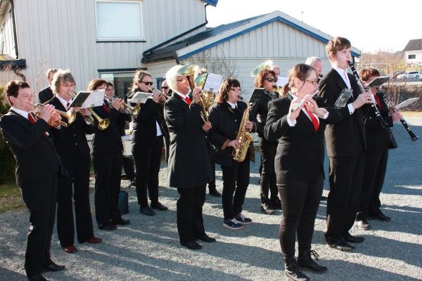 Buvik og Viggja musikkorps spiller ved flaggheising kl. 9.00