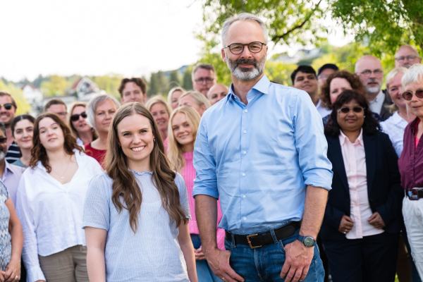Bilde av listekandidater i Lillestrøm Arbeiderparti med Runa og Jørgen foran