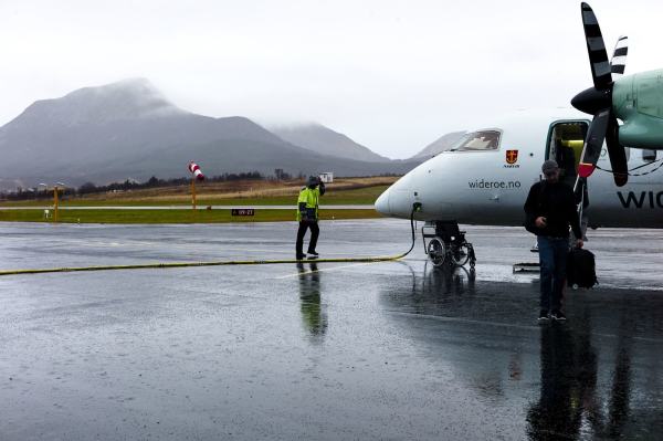 Et Widerøe-fly tankes og ombordstiges før avgang på en avsidesliggende flyplass. Foto: Øivind Haug
