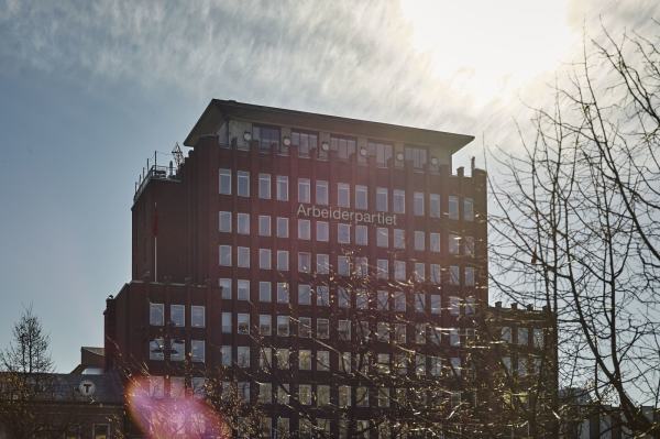 Bilde av arbeiderpartibygget på avstand og i sollys. Foto: Øivind Haug