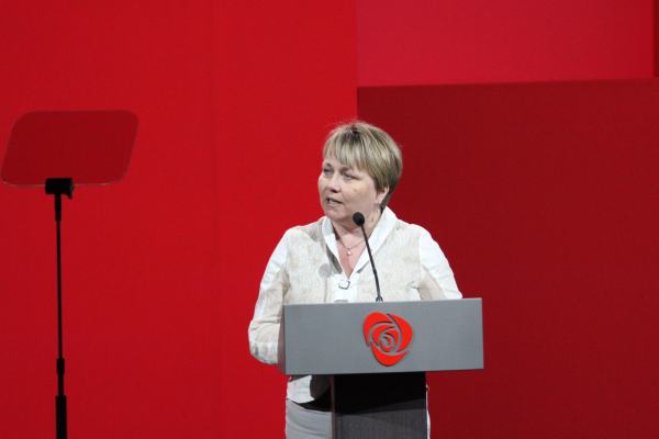 Aina Borch på talerstolen
