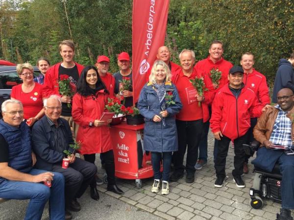 Time Arbeiderparti i valgkampinnspurt ved inngangen til Sandtangen sammen med et flott knippe med Stortingskandidater fra Rogaland Arbeiderparti
