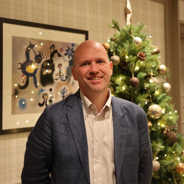 Ronny Aukrust portrett foran juletre