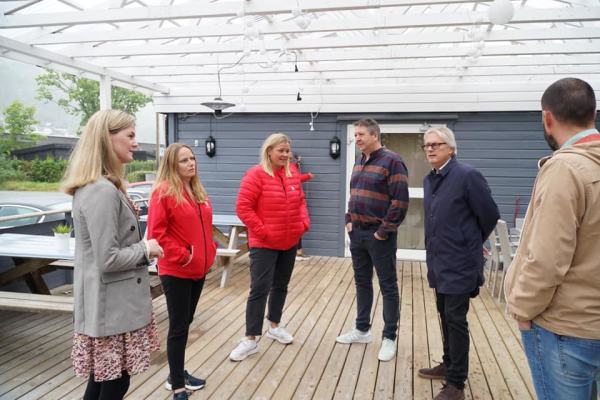 Linda Merkesdal saman med Vaksdal Arbeiderparti under valkampen 2021