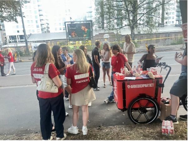 Astud Oslo delte ut is i fadderuken på Chateau Neuf og mange interesserte studenter svermer rundt en lastesykkel med mye valgkampmateriell.