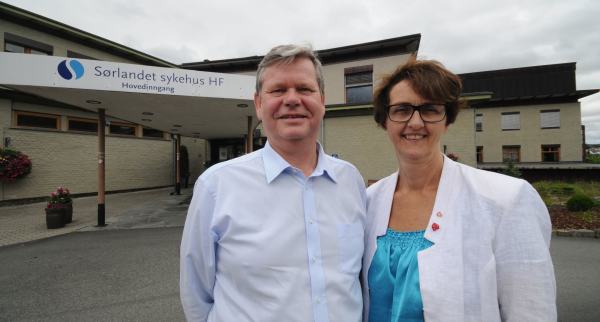 Kari og Odd foran Flekkefjord sykehus