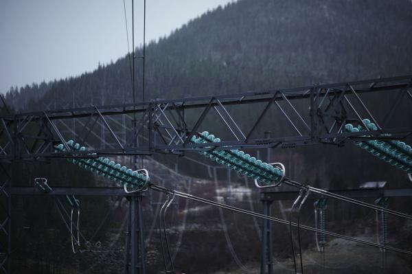 Nærbilde av høyspentmaster ved et kraftverk. Foto: Øivind Haug