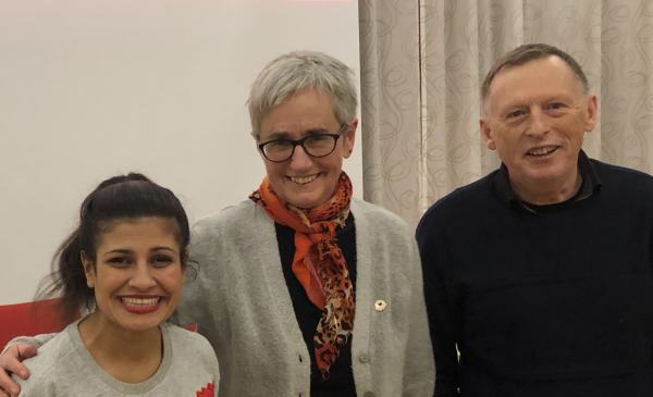 Hoda Imad og Terje Vestby delte ut Gullmerke til Helga Berge