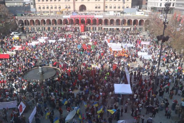 Youngstoreget i sol med fasse folk