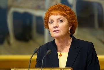 Marit Nybakk på talerstolen i Stortinget.