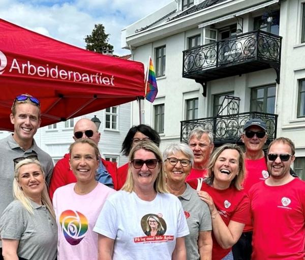 I juni 2023 sto Arbeiderpartiet på stand under det svært godt gjennomførte NM i Sandvolleyball og påfølgende byfest. Vi sjekket ut om unge og eldre var enig i at man burde satse på våre fanesaker helse, klima og utvikling i Lillesand, og vi fikk tilbakemeldinger, og gode råd. Mange understrekte likevel at de hadde ønsket å ta buss til sentrum i Lillesand, fremfor å kjøre bil. Det var da fint å kunne fortelle at vi arbeider for at alle skal kunne delta i aktiviteter i kommunen, på en måte som skåner klima og som tilrettelegger for kollektivtrafikk og mindre biltrafikk inn i sentrum.
Lillesand Arbeiderparti inviterte denne våren frivillige i lag og foreninger til møter, der de presenterte seg, og pekte på ting de ønsket forbedret de neste årene. En hovedutfordring som ble trukket frem, var nettopp mangelen på kollektivtilbud i Høvåg, på Justøya, i Kaldvell-området og i randsonene i kommunen, som gjør det vanskelig å delta på aktiviteter. Det ble tatt opp at det var umulig å besøke sine kjære på Dovreheimen eller Høvågheimen, at ikke alle kunne benytte E-teateret, gå på kulturarrangement, rekke en formiddagsvakt, spise på restaurant - eller rett og slett besøke venner og familie.
Arbeiderpartiet r,eiste i 2021 spørsmål i bystyret om hva man planla å gjøre med det mangelfulle kollektivtilbudet i østre deler av kommunen og i kommunen ellers. AKT svarte at de kunne gå i dialog, og ordfører Hoven (H) var i sitt svar enig i at det ikke var et tilstrekkelig godt nok utbygd kollektivtilbud i kommunen.
Opposisjonsleder i Fylkestinget, Gro Bråten (Ap) deltok på møtene med lag og foreninger, og understreket at forskning peker på at behovet for å delta på aktiviteter og besøke venner er viktig for ungdommen – og er den saken ungdommen har satt høyest på dagsorden overfor fylkespolitikere. Hun ga også utrykk for at befolkningen forstår at det ikke nytter å kjøre med tomme busser i alle deler av kommunen, men at man bør se på nye alternativ.
Vi i Arbeiderpartiet mener at bestiller-tjenesten AKT Svipp er et godt alternativ for å bedre kollektivtilbudet i Lillesand. Dette har vært prøvd ut i bydelen Vågsbygd i Kristiansand, som et prosjekt for eldre som ikke kunne nyttiggjøre seg den ordinære bussen. Tilbudet er en minibuss, som kan bestilles ca. to timer før avreise. Du må som passasjer regne med å reise sammen med noen andre, og kanskje du blir med på en liten tur for å hente noen andre på veien – men turen koster ikke mer enn en ordinær bussreise. Bykle kommune har også inngått en slik to-årig avtale, hvor kommunen finansierer kr 540.000 og AKT finansierer like mye. Bykle tilbyr tjenesten til eldre to dager i uken på dagtid og de har også gratis turer. Man kan også legge inn bestilling om at en trenger hjelp til å komme seg ut til bilen, møtes ved døren, bære inn matvarer etc. Dette vet vi flere eldre i kommunen er opptatt av. Bykle har ikke testet ut AKT-svipp for ungdom ennå. Det ønsker vi i Arbeiderpartiet å teste ut i Lillesand.
Vi håper de øvrige politiske partiene ønsker å diskutere ordningen, som er basert på kostnadsdeling 50/50 mellom fylkeskommune og kommune. Bussen bør trolig være elektrifisert, som et av flere tiltak i kommunens nye klima og miljøplan/regnskap, hvor man kan realisere utvalgte bærekrafts-mål som å reduserer klimautslipp, samt bidra til å utjevne ulikhet blant og bedre helse hos befolkningen. Arbeiderpartiet er ellers enig med Naturvernforbundet som understreker at en slik plan også må ta inn temaene elv, sjø og skjærgård.
Vi må sikre at det settes av tilstrekkelig midler i budsjettet og tid til å etablere god prosess i forbindelse med utarbeidelse av nytt planverk og busstilbud. I denne forbindelse må man reelt lytte til Lillesanderes behov. Å sette ned et arbeidsutvalg bestående av blant annet medarbeidere fra klima-og miljøavdelingen, befolkningen, AKT, Lillesand barne -og ungdomsråd, ansatte i helse-og oppvekstsektoren samt de frivillige lag og foreninger - er et sted å starte.
Lillesand Arbeiderparti og Agder Arbeiderparti
Bjørn Morten Holm, Gro Bråten og Aina Adriansen Munthe