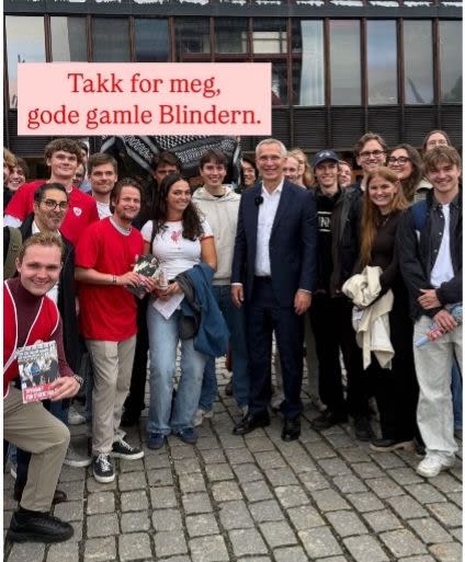 Jens Stoltenberg er omringet av partikamerater og andre interesserte på Frederikkeplassen på Blindern etter å ha holdt forelesning for studenter.