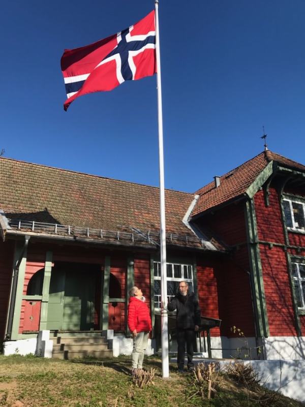 Flagget vaier ved Lilleaker Folkets Hus 1. mai 2021